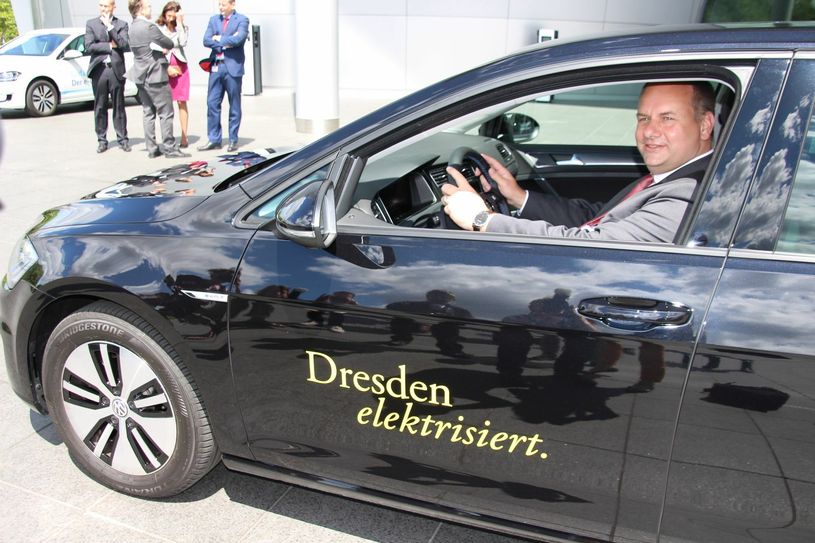 Flott im e-Flitzer unterwegs: OB Hilbert nach einer kurzen Proberunde. Normalerweise sitzt er nicht selbst am Steuer, sondern hat einen Fahrer.