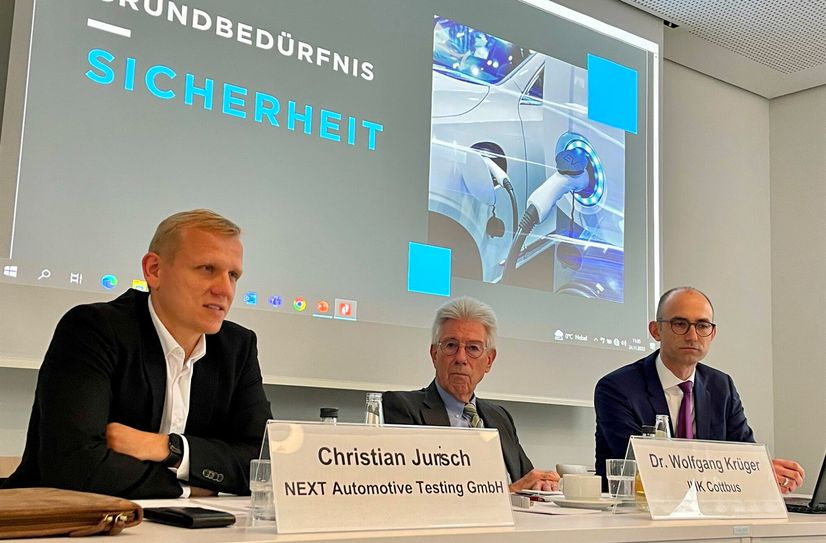 Die Präsentation des IHK-Konjunkturberichts fand diesmal im Dock3 Lausitz im Industriepark Schwarze Pumpe statt. Neben dem Dresdener IHK-Chef Lukas Rohleder (r.) und dem Cottbuser Dr. Wolfgang Krüger war diesmal mit Christian Jurisch, NEXT Automotive Test GmbH, eines der Startups von Dock3 ebenfalls an Bord. NEXT glaubt weiterhin an eine Perspektive und hält an geplanten Investitionen fest.