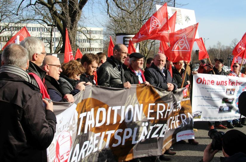 Am 4. März hatten sich die Menschen vor dem Werkstoren von Bombardier versammelt. Jan Otto, Erster Bevollmächtigter der IG Metall Ostachsen, schätzte später, dass mindestens 2000, vielleicht sogar 3000 Menschen gekommen waren. Gegen 10 Uhr setzte sich die Menge zu einem Spaziergang in Bewegung, der gegen 11 Uhr auf dem Marienplatz vor einer Bühne endete, auf der mehrere Redner ihrem Unmut über die Konzernpolitik von Bombardier und das anhaltende Schweigen zu den Zukunftsplänen Luft machten. Foto: Keil