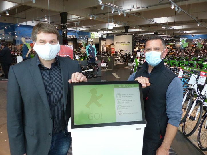 eKiosk-Prokurist Uwe Schröder und Filial-Leiter Fahrrad XXL Süd Jens Kramer. Foto: meeco Communications Services