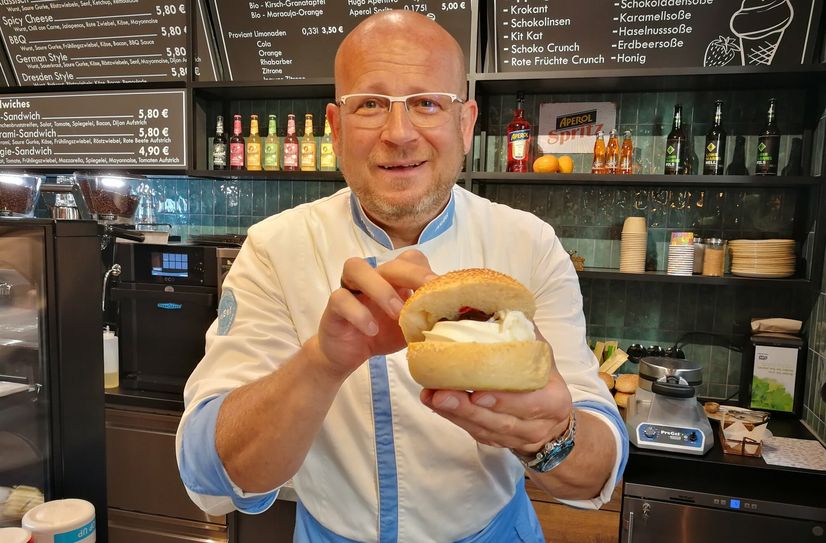 Christian Schiller zeigt den ersten Eis-Burger mit Vanilleeis und Amarena.