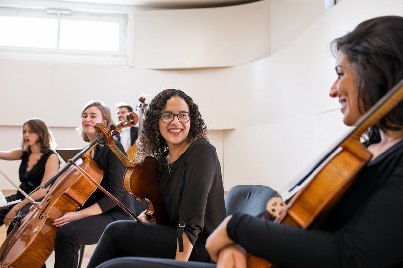Die Neue Philharmonie spielt in der Aula des Paul-Gerhardt-
Gymnasiums Lübben.