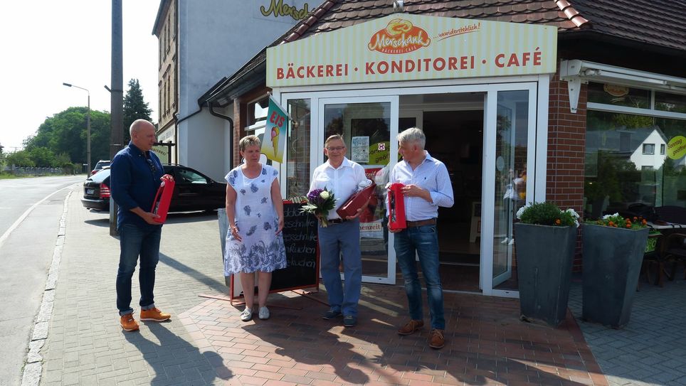 Bürgermeisterin Simone Taubenek bedankte sich für das jahrzehntelange Engagement des Bäckermeisters Klaus Merschank (2.v.r.) und hat die beiden neuen Geschäftsführer Grzegorz Baran (l.) und Michael Fortwengel (r.) willkommen geheißen. Foto: Dany Dawid
