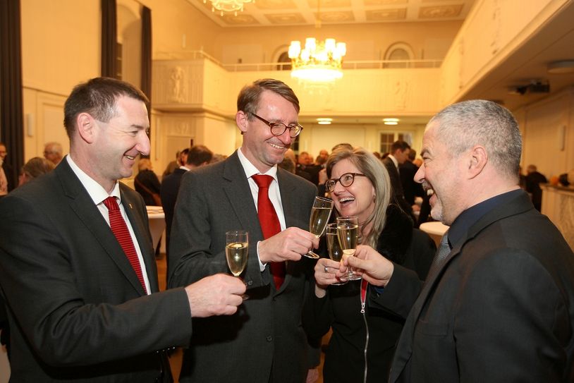 V.l.: CDU-Landtagsabgeordneter Jens Michel, Sachsens Innenminister Prof. Dr. Roland Wöller und Landtags-Vizepräsidentin Andrea Dombois stoßen mit Landrat Michael Geisler an.