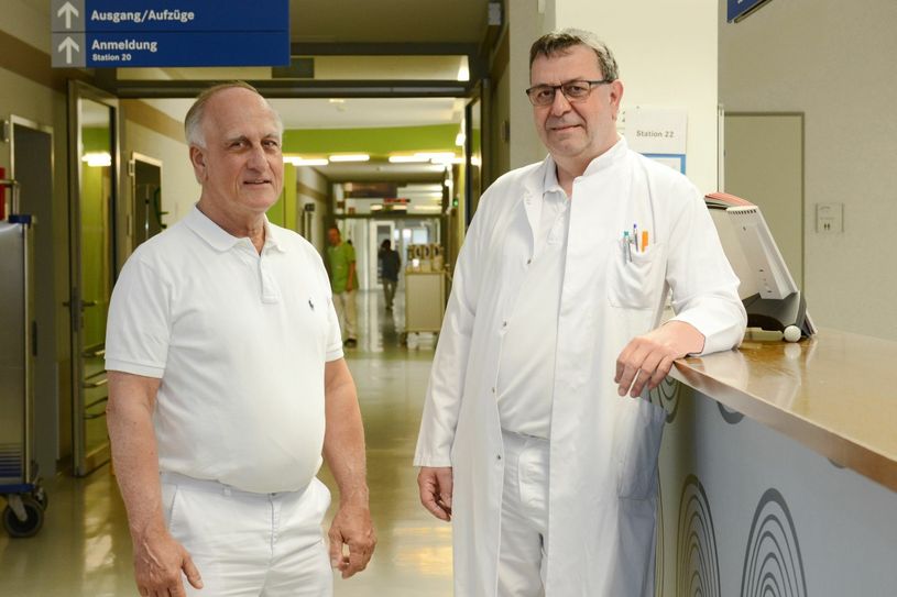 Dr. Dietmar Salger (re.), Chefarzt, und Dr. Lutz Gräser, Leitender Oberarzt und Departmentleiter Wirbelsäulenchirurgie, von der Klinik für Neurotraumatologie und Wirbelsäulenchirurgie des Klinikums Niederlausitz. Foto: KNL / Steffen Rasche