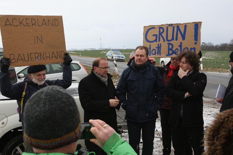Zweckverbandsvorsitzender und Bürgermeister von Heidenau Jürgen Opitz, Christian Flörke (Geschäftsführer der Stadtentwicklungsgesellschaft Pirna) und Pirnas Pressesprecher Thomas Gockel werden belagert von IPO-Gegnern.