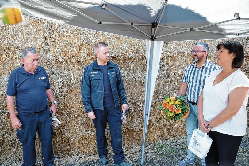 Die Fliegerbombe in Spremberg ist entschärft. Bürgermeisterin Christine Herntier (re.) bedankt sich bei Uwe Zierdt (li.) und Enrico Schnick.
