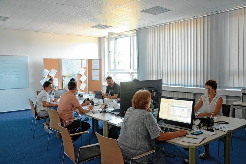 Blick ins Spremberger Lagezentrum in der alten Adolf-Diesterweg-Grundschule in Trattendorf.