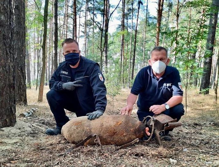 Die 100-Kilogramm-Bombe bei Forst wurde ebenfalls von Enrico Schnick (li.) und Uwe Zierdt entschärft. Der Fundplatz befand sich entlang der Straße L49, zwischen der Ortslage Keune und dem Ortsteil Groß Bademeusel. Fotos: Detlef Bogott