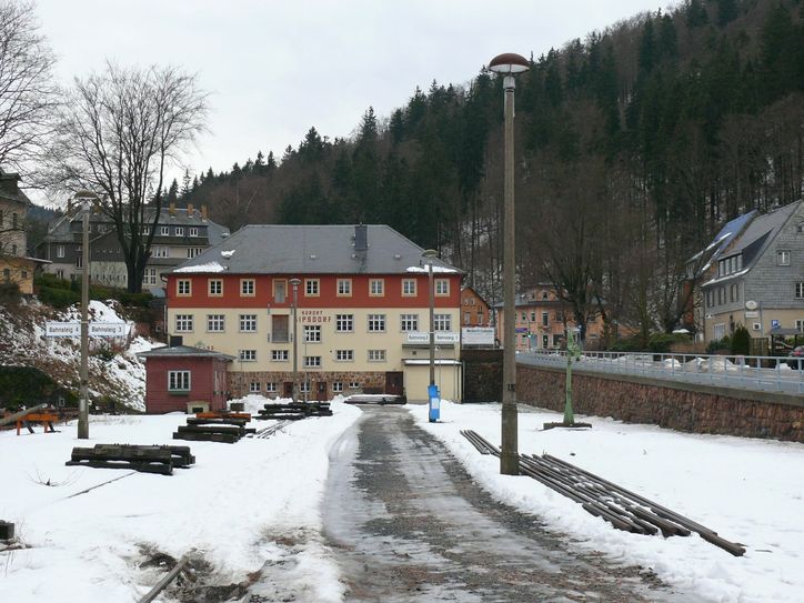 Noch ist der Bahnhof in Kipsdorf verwaist. Im Frühjahr werden hier aber die Bautrupps anrücken und im Herbst die erste Bimmelbahn wieder schnaufen.                   Foto: Prange