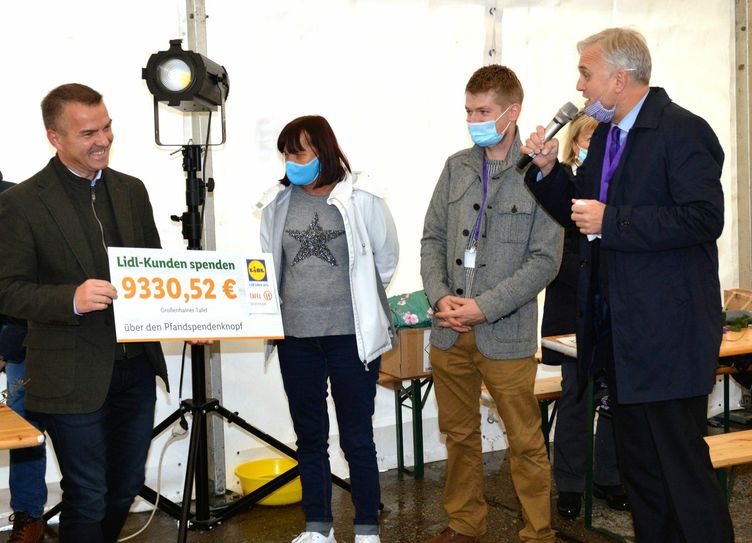 Ralf Liebich, Geschäftsführer der Lidl-Regionalgesellschaft Radeburg (l.) überreicht Elfriede Zorn und Tony Preibisch von der Großenhainer Tafel der Diakonie Meißen einen Scheck über 9.330,52 Euro. Rechts im Bild Diakonie-Geschäftsführer Hans-Georg Müller. Foto: Müller