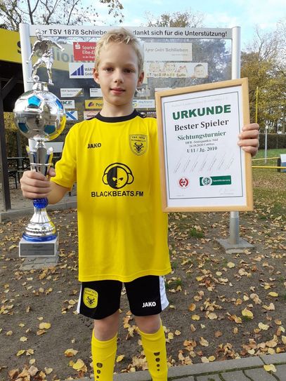 Gianluca Smolka stolz mit Urkunde und Pokal. Foto: pm