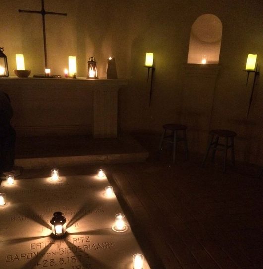 Das Friedenslicht in der Malerwegskapelle in Thürmsdorf.                               Foto: St. Ursula Naundorf