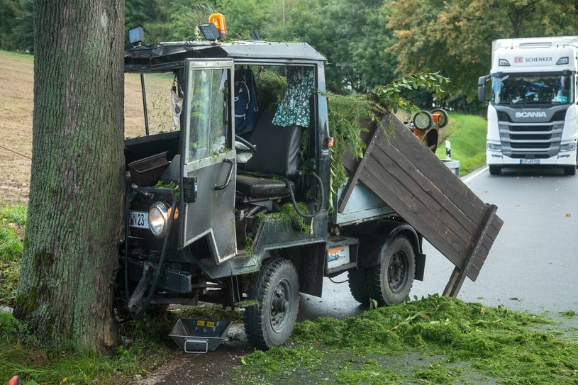 Zwischen Neukirch/Lausitz und Putzkau ist der Multicar-Fahrer verunfallt.