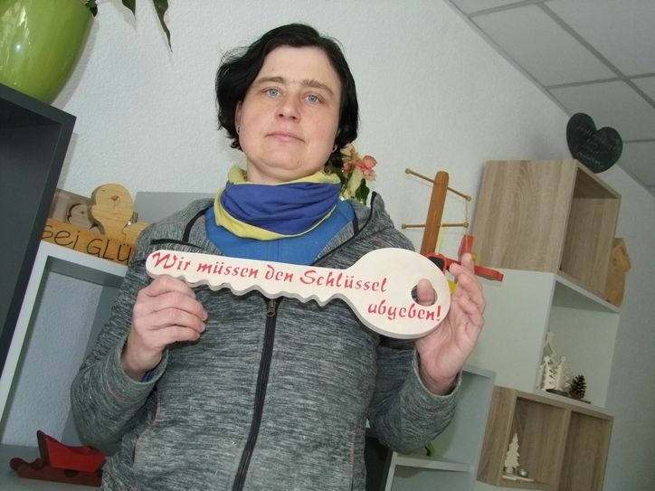 Katja Morenz, Inhaberin des Kamenzer Laden »Knopf‘s Holzwerkstube«, hatte sich an der Aktion des Handelsverbandes Sachsen beteiligt und Sachsens Innenminister Dulig einen hölzernen Schlüssel per Post geschickt. Foto: Rainer Könen