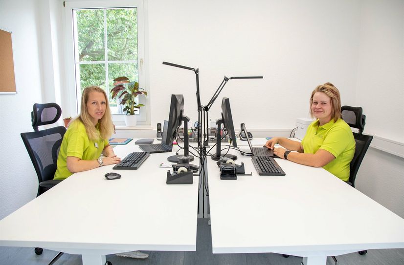 Christin Franzke (l.) und Melanie Böhme stehen im Infopunkt für Fragen zum Pflegefachzentrum zur Verfügung.
