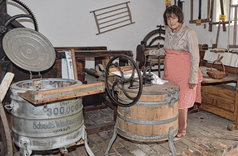 Die Zabeltitzerin Hannelore Berndt - deren Familie dem Bauernmuseum schon mehrere Exponate zur Verfügung stellte - demonstriert die Funktion einer Wäschemangel.