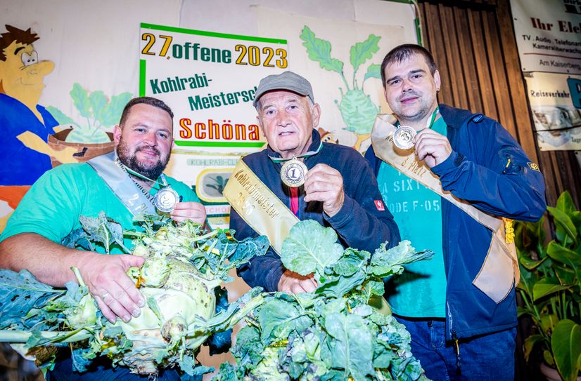 Kohlrabimeister Joachim Hempel (Mitte), Markus Wurm (2. Platz, links) und Bert Hempel (3. Platz, rechts).