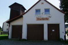 Weil das alte Ullersdorfer Gerätehaus nicht mehr den gesetzlich geforderten Feuerwehrstandards entspricht, musste die Wehr vor einiger Zeit umziehen: die beiden Löschfahrzeuge sind nun in einer alten Scheune untergebracht, Equipment und Ausrüstung der kleinen Feuerwehrschar in einem Nebengebäude.  Foto: Rainer Könen