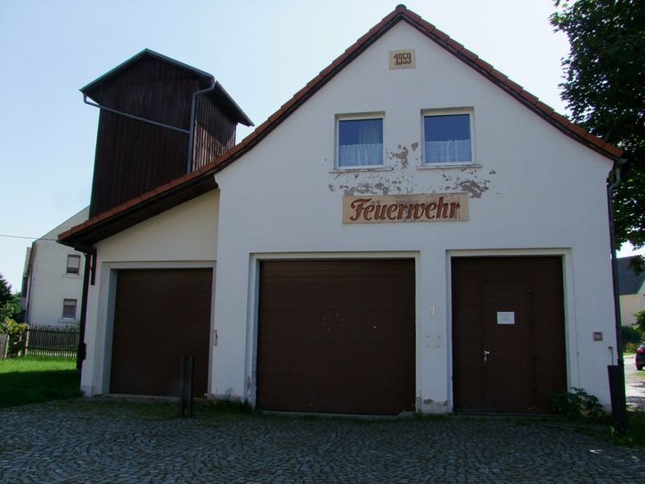 Weil das alte Ullersdorfer Gerätehaus nicht mehr den gesetzlich geforderten Feuerwehrstandards entspricht, musste die Wehr vor einiger Zeit umziehen: die beiden Löschfahrzeuge sind nun in einer alten Scheune untergebracht, Equipment und Ausrüstung der kleinen Feuerwehrschar in einem Nebengebäude.  Foto: Rainer Könen