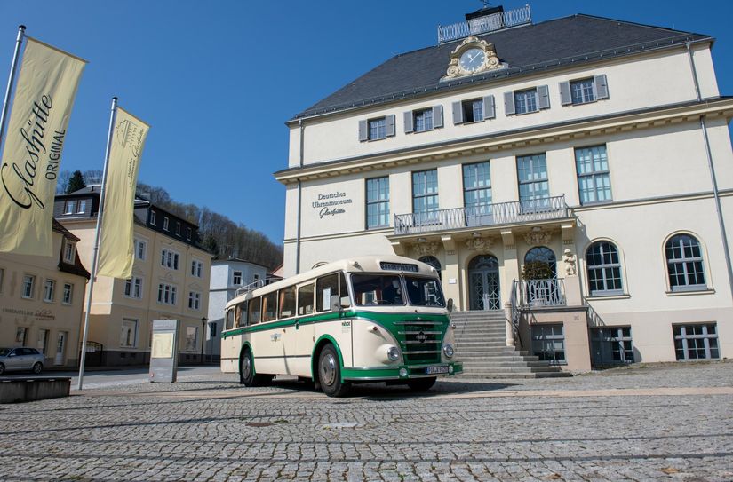 Oldtimerbus vor dem Uhrenmuseum in Glashütte.