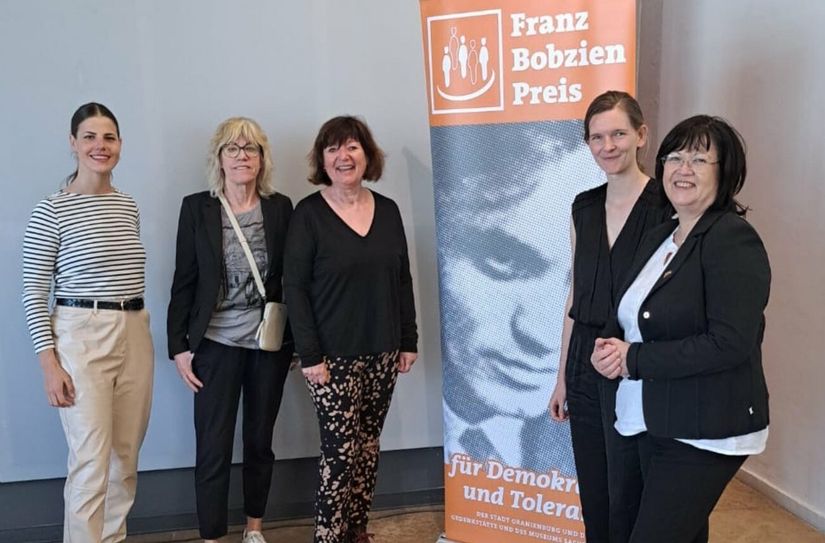 Diana Mitrach, Elke Franke, Regine Branzke, Pfarrerin Jette Förster und Bürgermeisterin Christine Herntier bei der Auszeichnungsveranstaltung in der Gedenkstätte Sachsenhausen.