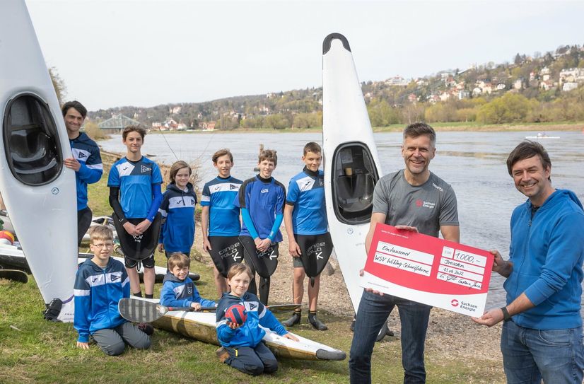 Sieger der Vereinsaktion 2022: Vorstand Lars Seiffert übergibt dem Dresdner Wassersportverein Wiking-Schweifsterne e.V. einen Scheck.