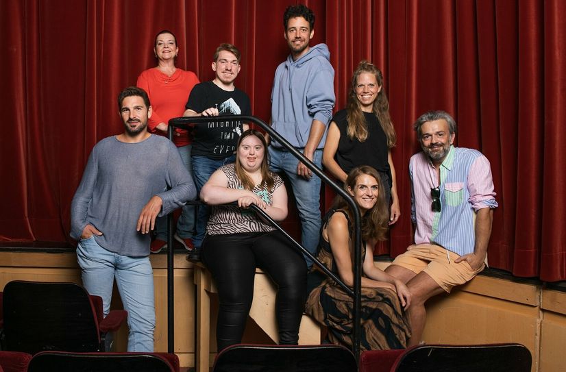 Das Ensemble: Benjamin Piwko, Kati Grasse, Sascha Schicht, Luisa Wöllisch, Julian Härtner, Dorothée Kahler, Claudia Carus und Alexander Wipprecht (v.l.).