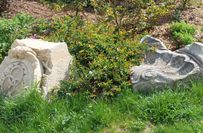 Lapidarium mit Resten des Löbtauer Rathauses auf Grünfläche am alten Standort des Rathauses an der Tharandter Straße.
