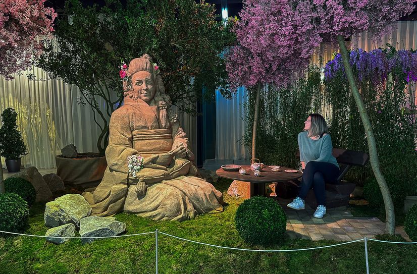 Rückblick auf die Ausstellung: Teezeremonie mit der Geisha aus Sand in japanischer Kirschblüte.