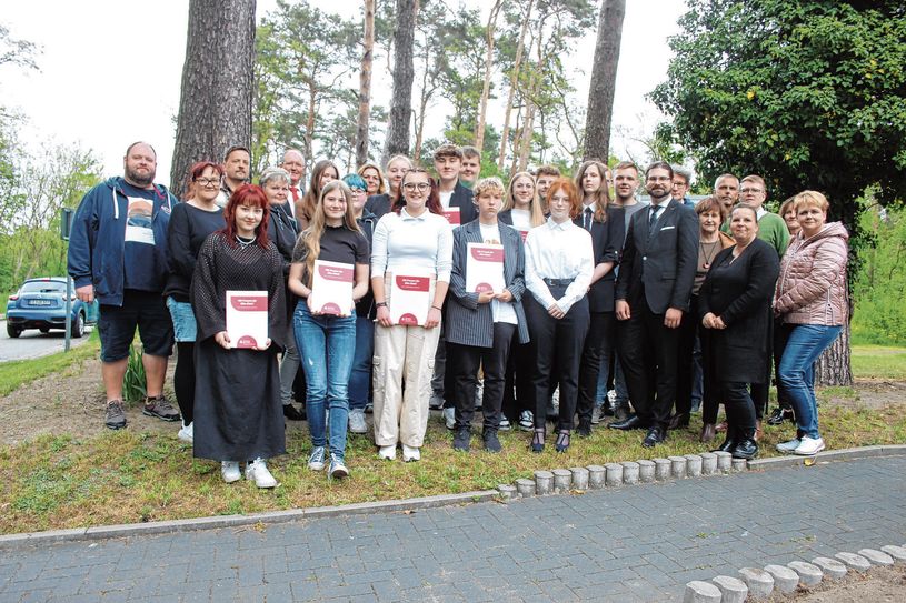 Am Gedenkort Schlieben-Berga haben die Exkursionsteilnehmer des Vorjahres über ihre Eindrücke und Erlebnisse berichtet. Präsentatoren waren diesmal die Grund- und Oberschule Herzberg, die Grund- und Oberschule Schlieben, das Elsterschloss-Gymnasium Elsterwerda, die Oscar-Kjellberg Oberschule Finsterwalde, die Oberschule Prösen und das Evangelische Gymnasium Doberlug-Kirchhain.