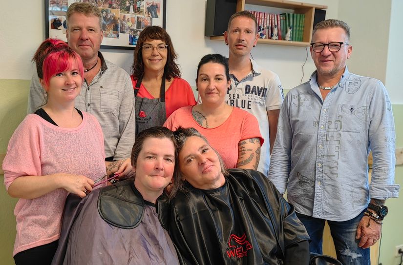 (vl.) Vorn: Ilona "von der Gönner", Ina Blütgen, die beiden Friseusen Yvonne Sander und Daniela Weitzmann sowie Vereinsvize Uwe Riedel, 3.Reihe: Helfer Dirk Künzel, Steuerberater Claudia Thaller-Birkigt und Bufdi Rene Zimmermann.