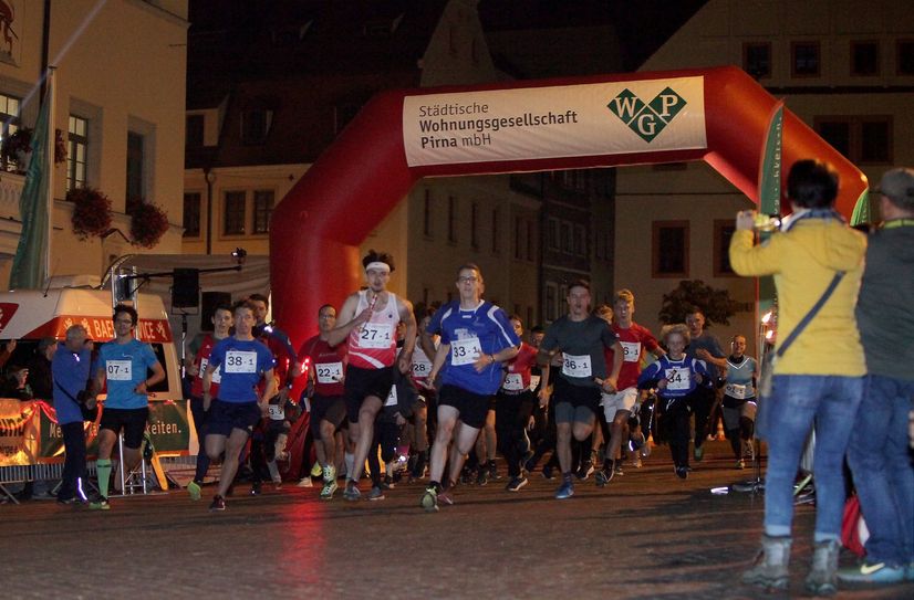 Am 11. Oktober durchqueren die Läufer wieder die Pirnaer Altstadt im Fackelschein.