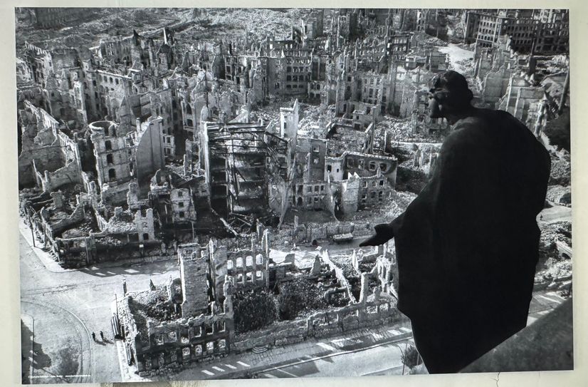 Die wohl berühmteste Ansicht vom zerstörten Dresden hängt als Fotokopie neben dem heutigen Ausblick.
