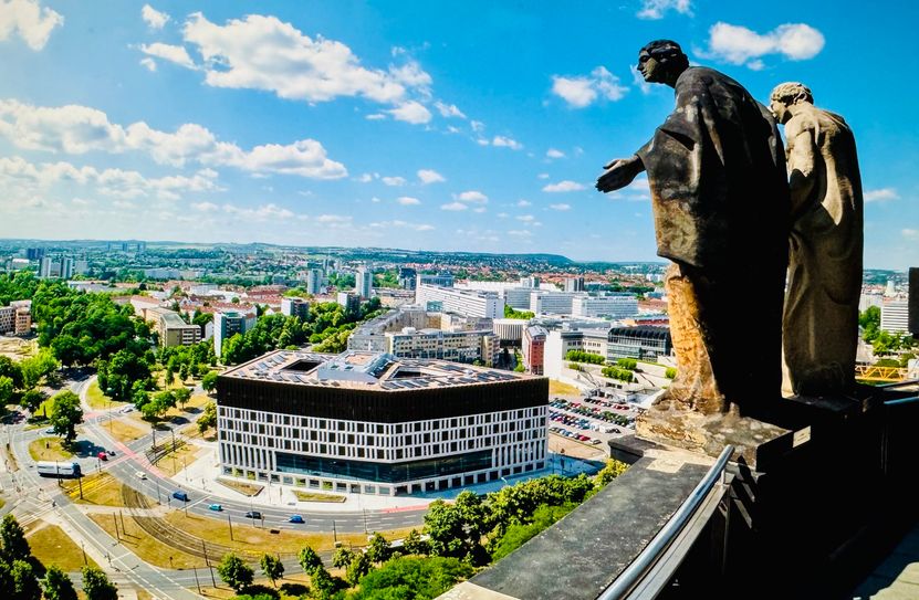 Zu Fuß geht es 270 Stufen zum Rathausturm hoch. Hier erwartet Besucher ein einmaliger Ausblick – und ein mahnender Anblick vom zerstörten Dresden 1945 dazu.