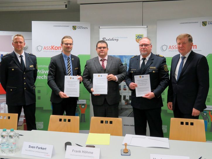 Der Leiter des Polizeireviers Kamenz, Michael Kummer, der Geschäftsführer des Landespräventionsrates, Sven Forkert, der Radeberger Oberbürgermeister, Frank Höhme, der Leiter der Polizeidirektion Görlitz, Manfred Weißbach und der Staatssekretär im Innenministerium, Dr. Frank Pfeil, präsentieren die Kooperationsvereinbarung (v.l.n.r). Foto: Matthias Stark