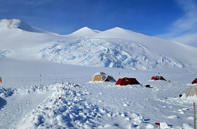 Camps dienen als Zwischenstationen auf dem Weg zum Gipfel des Mount Vinson.