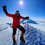Geschafft: Bei seiner Antarktisexpedition hat Dr. Rüdiger Müller, Chefarzt der Klinik für Gynäkologie und Geburtshilfe im Klinikum Dahme-Spreewald, den Gipfel des Mount Vinson erklommen.