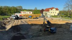 Die Baugrube ist Ende April 2025 fast fertig und der Baukran rollte an.