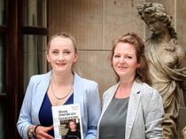Autorin Elisa Schmidt (li.) hat ihr Buch mit Verlegerin Stefanie Alsen vorgestellt.