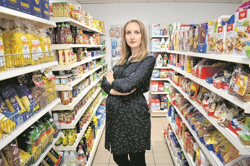 Vergangenes Jahr haben wir die Geschäftsführerin Marie Rietscher fotografiert, als sie noch schwanger war. Mittlerweile ist sie in Elternzeit. Weil zu wenig Kunden in den Laden kamen, muss sie ihren Laden endgültig schließen.