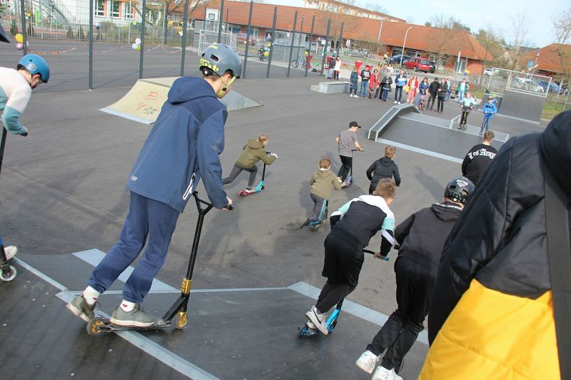 Die neu gestaltete Skater-Anlage an der Schillerstraße in Schipkau wird bereits während der Eröffnung ausgiebig vom Nachwuchs mit Stunt Scootern befahren. Auch die Basketballanlage links wurde aufgewertet. In der gesamten Gemeinde Schipkau tummeln sich rund 1.000 Kinder und Jugendliche
