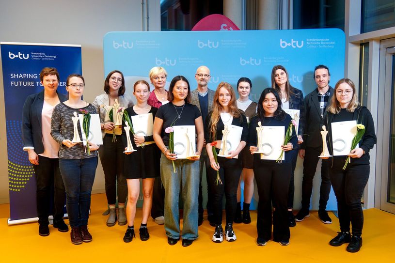 Die MINT-Frauen-Stipendiatinnen 2024 der BTU mit der Zentralen Gleichstellungsbeauftragten Birgit Hendrischke und dem Vizepräsidenten für Studium und Lehre Prof. Dr. Peer Schmidt (5. u. 7. v. li.) sowie den MINT-Botschafter Dr.-Ing. Ramona Riedel (li.) und Pascal Fritzsche (2. v. re.).