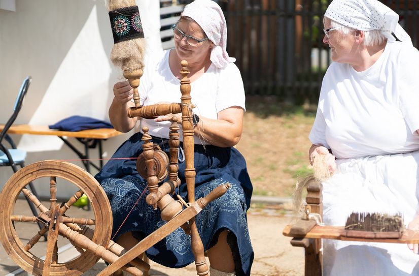 Wie Flachs verarbeitet wird zeigen die Frauen und Männer von "Nowa Niwa" aus Neu Zauche, im Bild am Spinnrad und beim Hecheln.