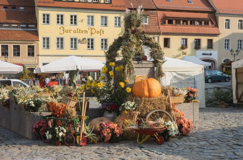 Der Stolpener Markt präsentiert sich herbstlich geschmückt.