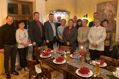 Das Team der Notfallseelsorge im Jahr 2023 mit Landrat Stephan Loge und Mitarbeitern aus der Kreisverwaltung.