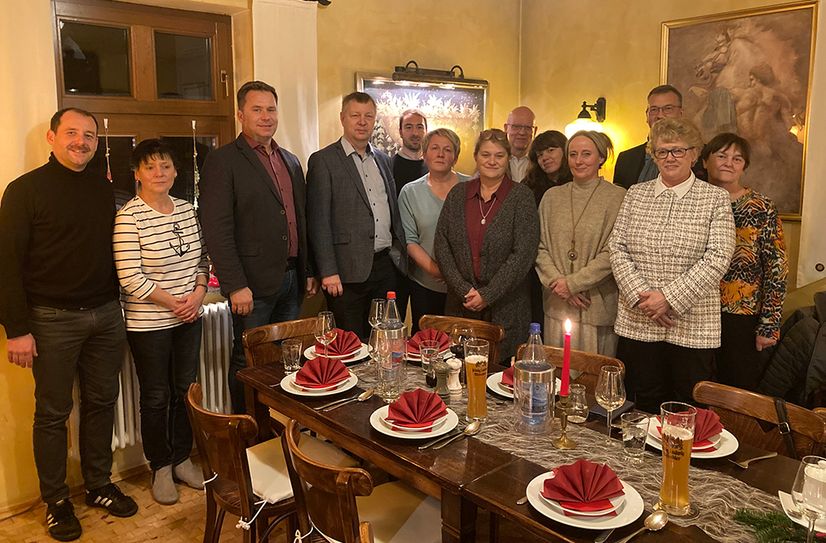 Das Team der Notfallseelsorge im Jahr 2023 mit Landrat Stephan Loge und Mitarbeitern aus der Kreisverwaltung.