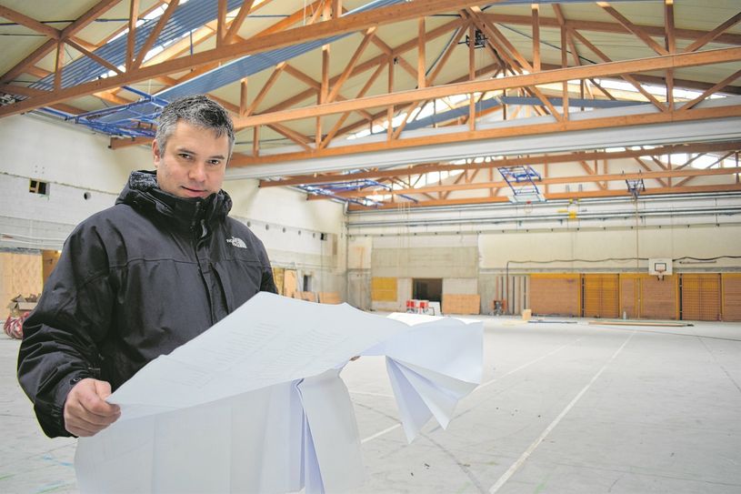 Dirk Israel von der Stadtverwaltung Bischofswerda hat die Sanierungspläne in der Hand. Alle Arbeiten verlaufen glücklicherweise im Zeitplan.