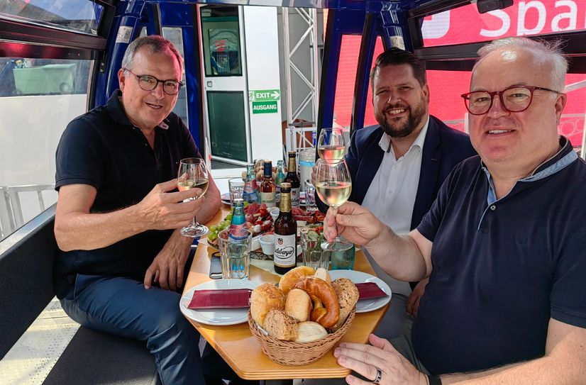 Schausteller Oscar Bruch jr., der Unternehmenssprecher der Ostsächsischen Sparkasse Dresden, Henrik Oliver von Oehsen sowie Stadtfest-Organisator Frank Schröder haben eingedeckt.