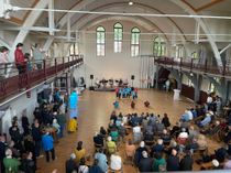 Stifter, Stadträte und Freunde eröffnen die Jahnsporthalle als neuen Ort für viel Bewegung.